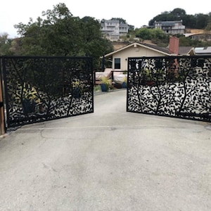 Driveway Entry Gate: Metal & Wood Garden Gate with Tree Design (5’x5’)