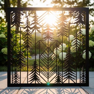 Peut inclure: Écran de jardin en métal noir avec un motif de forêt découpée. Le cadre rectangulaire présente des arbres stylisés et des formes géométriques. La lumière du soleil traverse les découpes, créant une silhouette. Idéal pour la décoration extérieure.