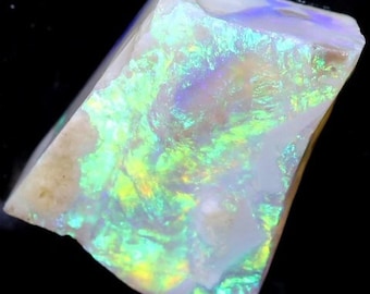 8.60 carats Mintabie Opal Rough