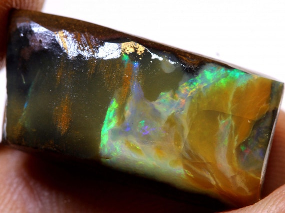 28 carats Boulder Rough Opal