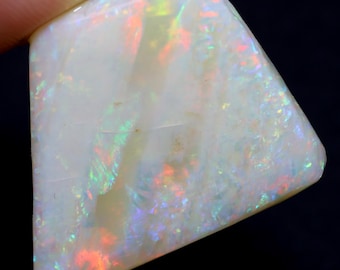15,70 karaat Lightning Ridge Dark Opal Rough