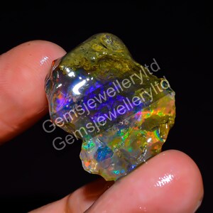Ethiopian Welo Opal Rough: Oily Gemstone for Jewelry Making (26X19X13 mm, 28.5 Ct.)