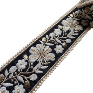 Svart blommig broderad gardinkant: 6,3 cm designband i tyg