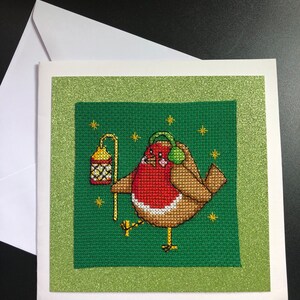 Voltooide afgewerkte kruissteekkaart 6x6inch Vogel Robin met koptelefoon en lantaarn Kerstmis met envelop en insteek