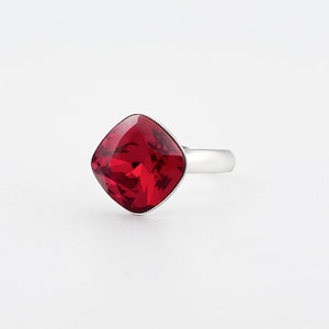 Anillo rojo de plata de ley 925, anillo solitario grande ajustable con cristal Swarovski cuadrado de 12 mm, anillo rojo intenso con talla cojín, Cléa Audacieuse