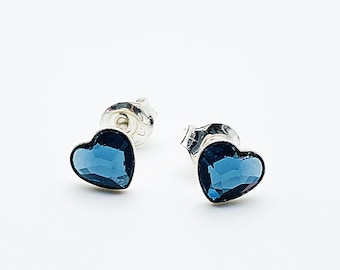 Pendientes de botón con forma de corazón de cristal Swarovski en color azul denim sobre plata 925