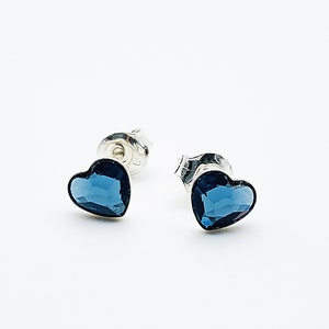 Blaue, jeansblaue Herz-Ohrstecker mit Swarovski-Kristallen an Ohrsteckern aus 925er Silber