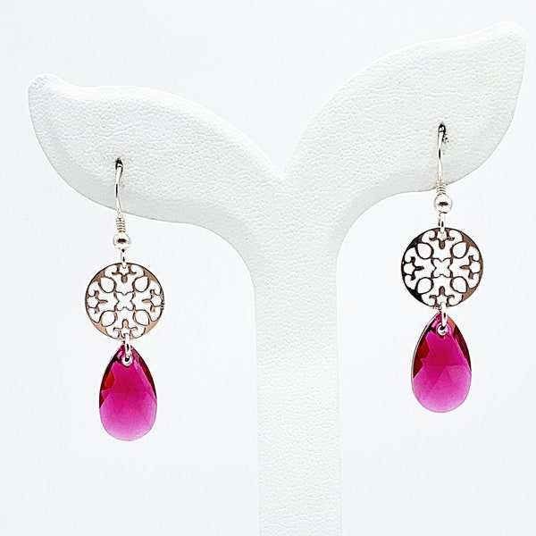 Boucles d'oreilles pendants ronds ajourés et pierres poires rose fuchsia en cristal Swarovski sur crochets en argent 925