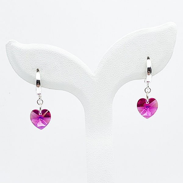 Boucles d'oreilles pendantes petits coeurs en cristal Swarovski rose fuchsia sur dormeuses créoles en argent 925