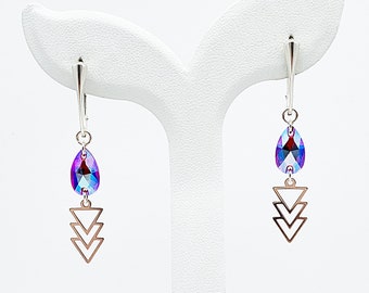 Pendientes colgantes triángulos y piedra en cristal swarovski fucsia sobre durmientes en plata 925