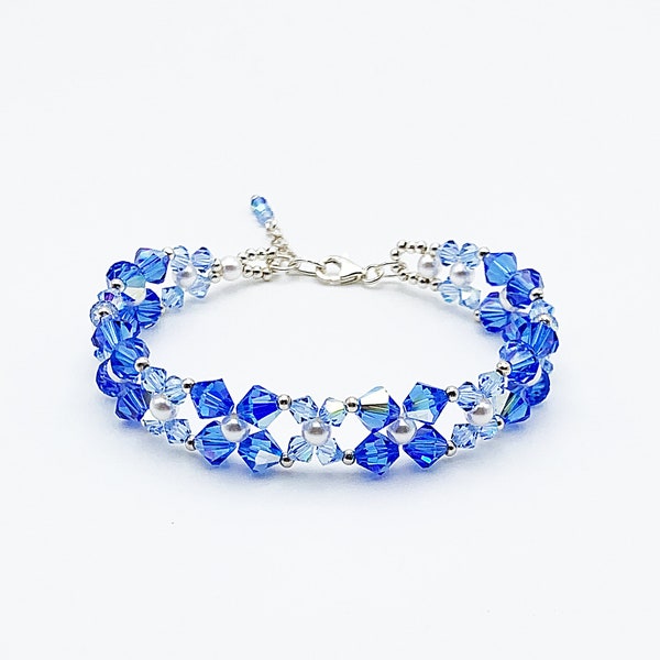 Bracelet manchette en perles nacrées blanches et perles en cristal bleues de Swarovski, sapphire AB, fermoir en argent 925