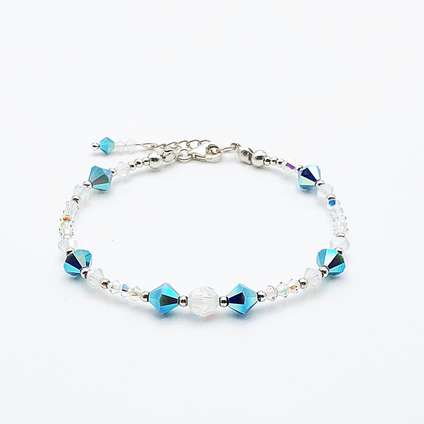 Bracelet fin perles en cristal de Swarovski turquoise et blanches et perles argentées, fermoir et chaîne extension en argent 925