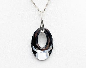 Collier pendentif Helios en cristal Swarovski noir, crystal silver night, sur bélière et chaîne en argent 925
