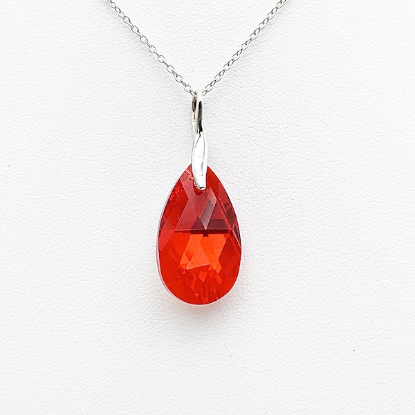 Collier pendentif pierre poire en cristal Swarovski rouge, light siam, sur bélière et chaîne en argent 925