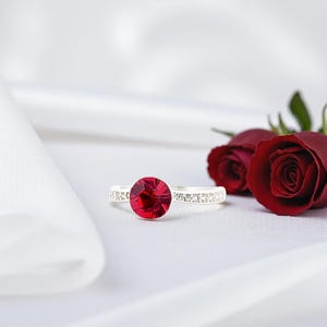 Solitärring aus 925er Sterlingsilber mit einem runden Swarovski®-Kristall in Hell-Siamrot – Raffiniertes Schmuckstück, elegantes Geschenk für Damen