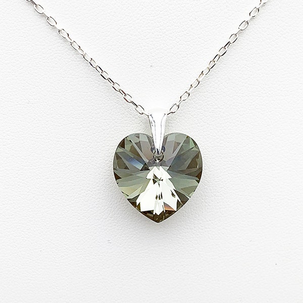 Collier pendentif coeur en cristal de Swarovski vert kaki, iridescent green, bélière et chaîne en argent 925