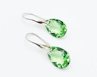 Boucles d'oreilles pierres en cristal poires Swarovski vert clair, crystal peridot, sur crochets en argent 925