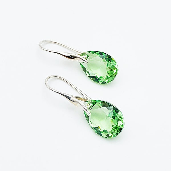 Boucles d'oreilles pierres en cristal poires Swarovski vert clair, crystal peridot, sur crochets en argent 925