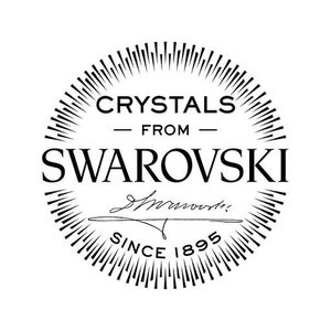 Puede incluir: Logotipo en blanco y negro para cristales Swarovski. El logotipo presenta un c&iacute;rculo con l&iacute;neas radiantes, el texto "Crystals from Swarovski" y la firma "Swarovski" con el texto "Since 1895" debajo.