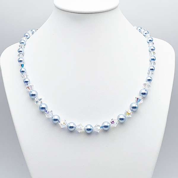 Collier perles nacrées bleues et cristal Swarovski transparentes à reflets multicolores, crystalAB, light blue, fermoir en argent 925