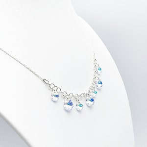 Puede incluir: Un collar de cadena de plata con una fila de colgantes de cristal transparente en forma de l&aacute;grima.