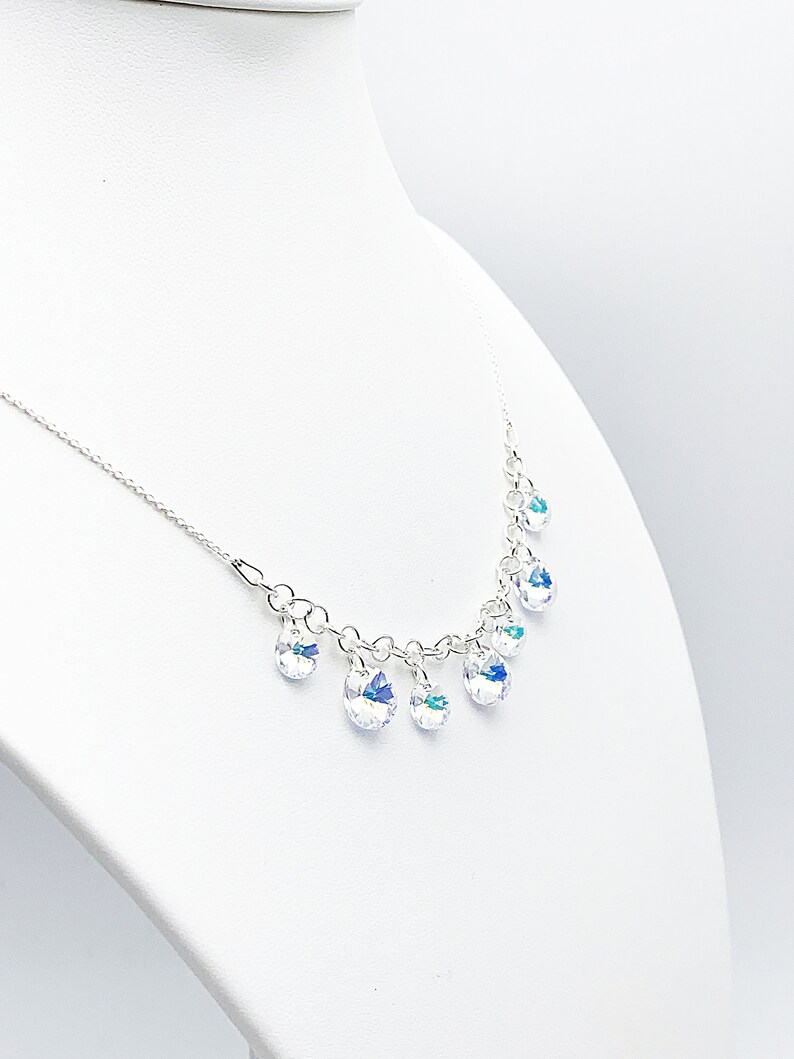 Puede incluir: Un collar de cadena de plata con una fila de colgantes de cristal transparente en forma de l&aacute;grima.