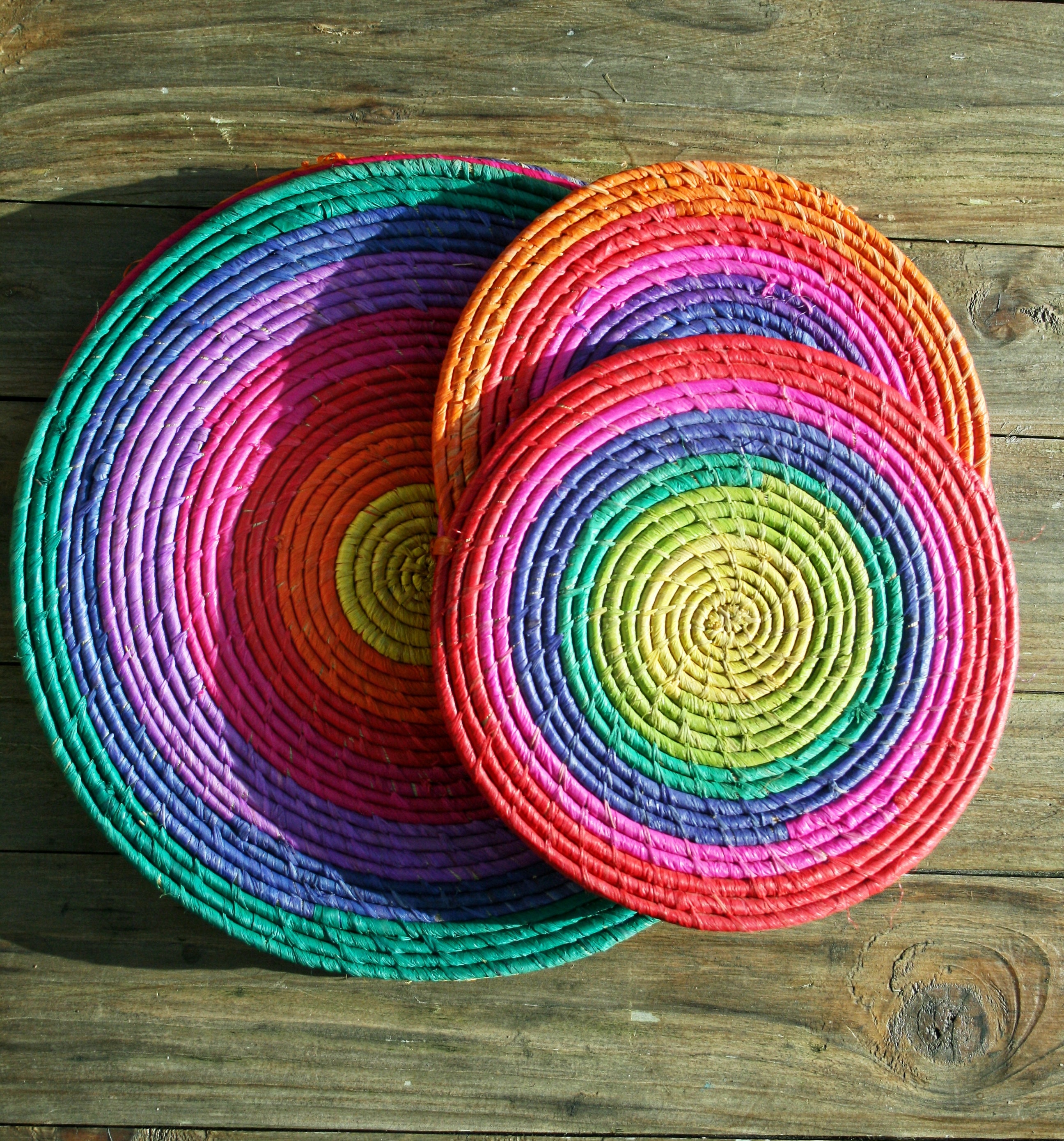 Panier Plateau Mural Rond en Paille Teinté Arc-En-Ciel