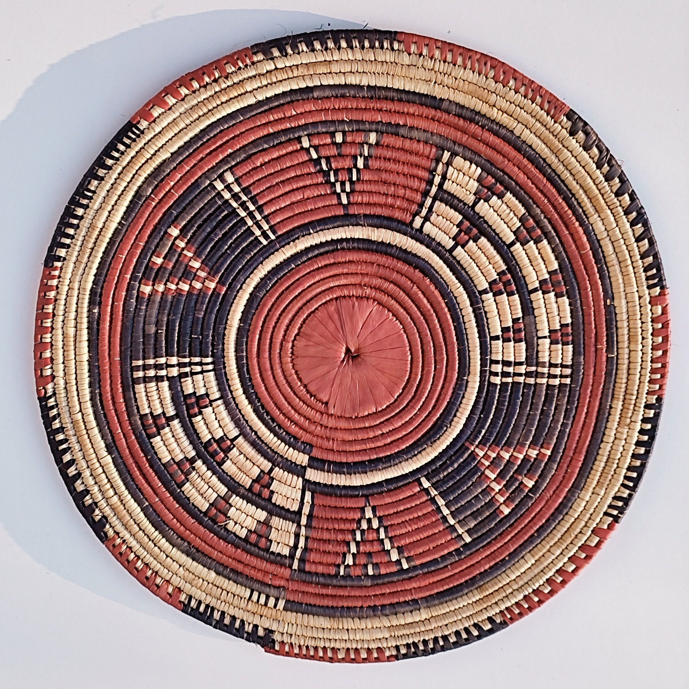 Panier Mural Africain en Paille Teinté Pour Décoration Murale