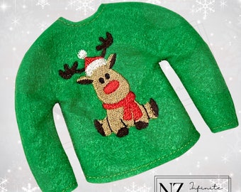 Puede incluir: Suéter de fieltro verde de tamaño de elfo con una aplicación de reno de nariz roja que lleva un gorro de Papá Noel y una bufanda roja.