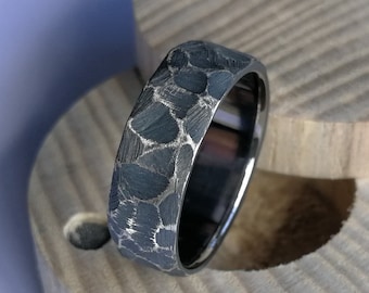 Ring i oxiderat silver med titanfoder. Grova fasetter. Handgjord och anpassningsbar.