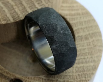 Ruw afgewerkte gefacetteerde geoxideerde zilveren ring met gepolijste titanium binnenvoering.