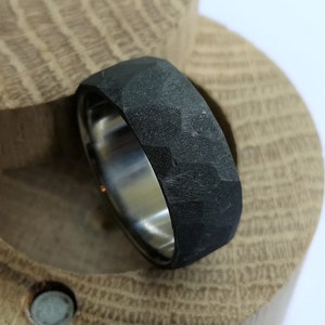 Facettierter oxidierter Silberring mit poliertem Titan-Innenfutter.
