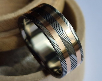 Damascus Steel Ring with Gold Inlay, Titanium Lined
