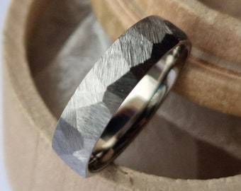 Anillo de titanio facetado. Banda facetada hecha a mano.