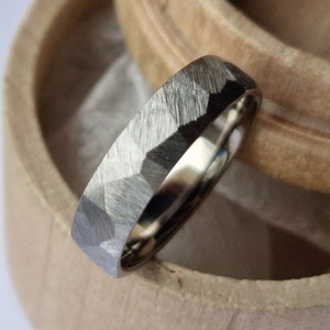 Gefacetteerde titanium ring. Handgemaakte facetband.