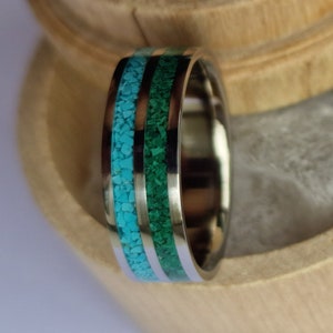 Bague unique en titane faite à la main avec incrustations à double canal - turquoise, malachite.