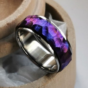 Titanium spinnerring "The Void". Geanodiseerd. Handgemaakt en aanpasbaar.
