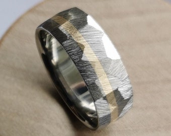 Anillo de titanio facetado con canal de oro macizo. Hecho a mano y personalizable.