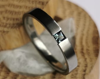 Titan Spannring mit Princess Cut Edelsteinbesatz. Gebürstetes Finish. Handgemacht und personalisierbar.