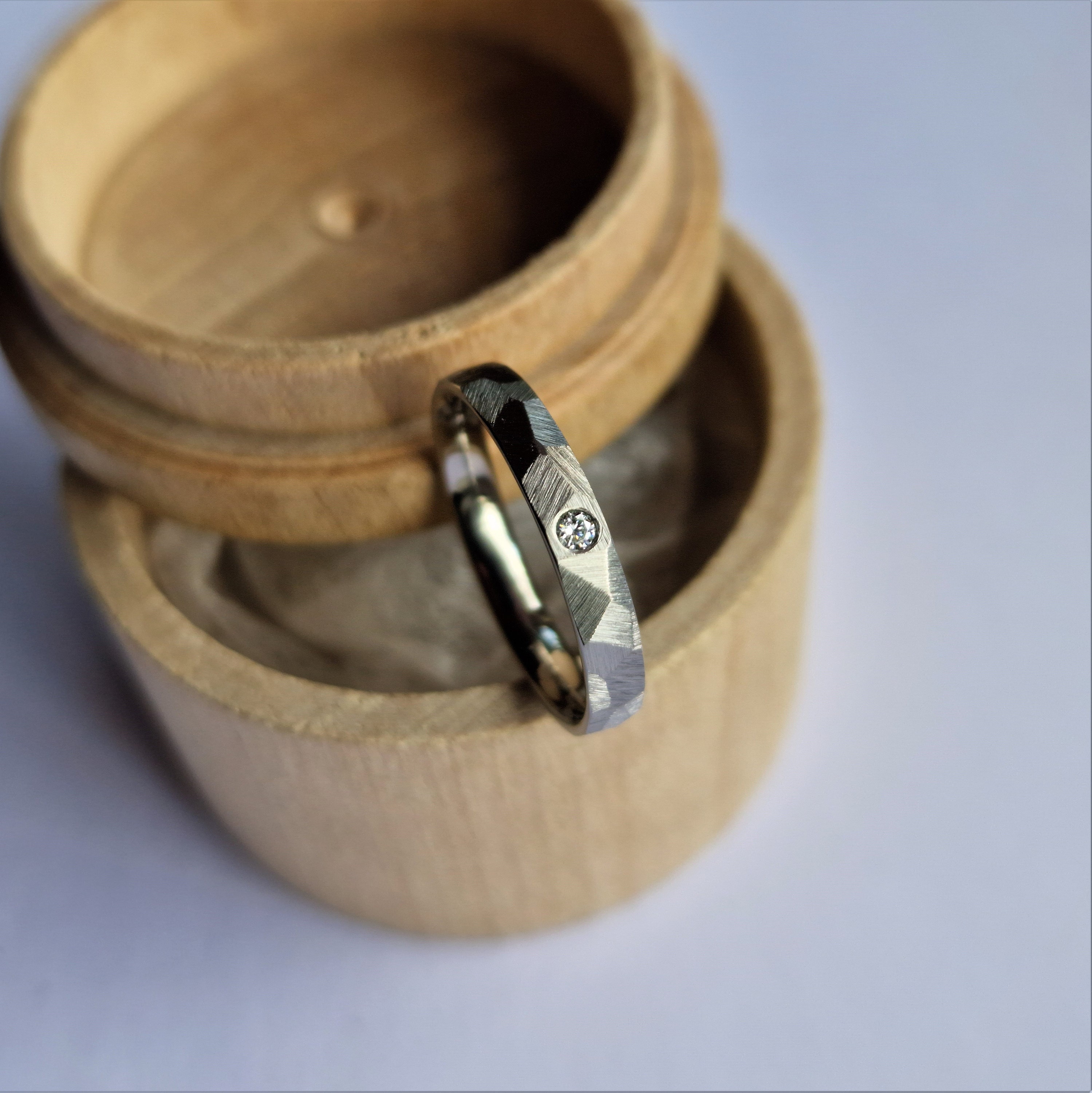 Facettiertes Titanband mit bündig gefasstem Edelstein. Minimalistischer Stapelring. Handgemacht und individualisierbar.