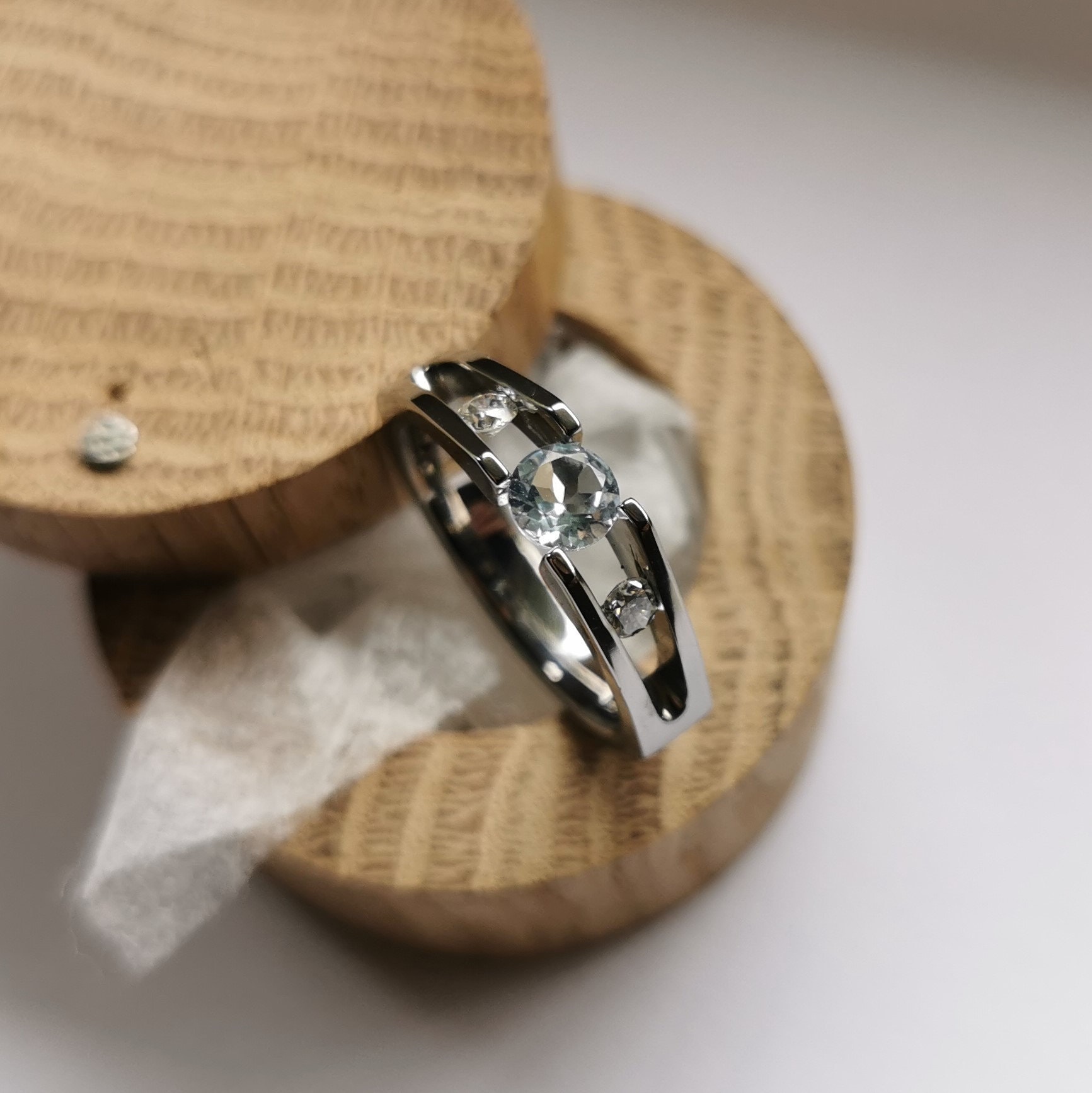 Anello Tensione In Titanio Lucido Con Zirconia Rotonda 4mm - Taglia 6 - Confezione Regalo