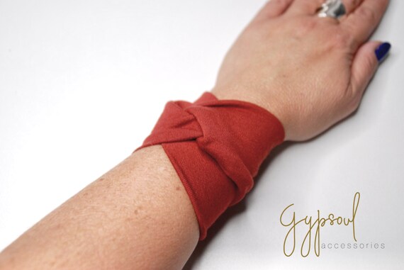 how to tie bandana on wrist