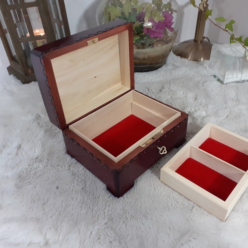 Exclusive 18x14x9 cm burgundy wooden jewelry box reachly decorated carved and encrusted locked with the key with drawer and orders felt