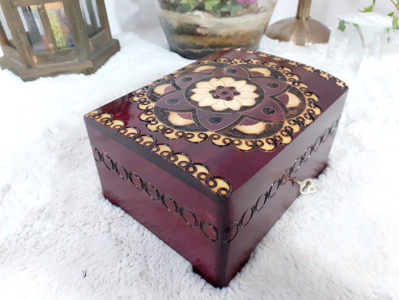 Exclusive 18x14x9 cm burgundy wooden jewelry box reachly decorated carved and encrusted locked with the key with drawer and orders felt
