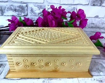 ベルベットの内装が施された手彫りの木製ジュエリーボックス - Etsy 日本