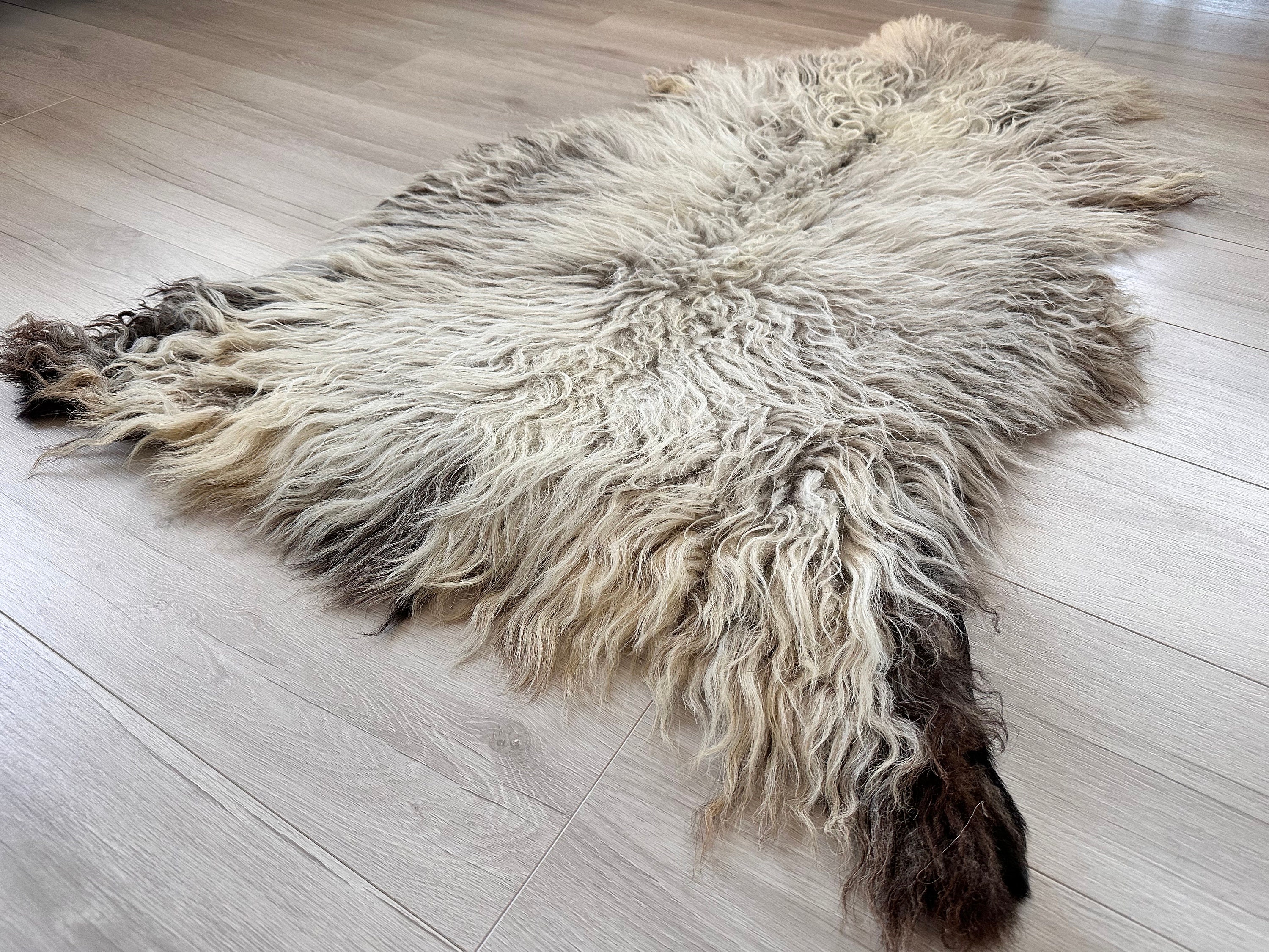 Woolous Sheepskin Rug, Genuine New Zealand Large Natural Lamb Skins, Real Sheep Skin Fur Throw for Chair, Bedroom and Living Room, (Single Pelt