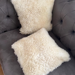 Set van 2 kussens van echt schapenvacht. Sierkussen woondecoratie van schapenvacht. Superzacht accentkussen van premium kwaliteit. Kussen van gekruld leer 40 x 40 cm