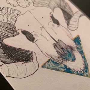 Pu&ograve; includere: Un disegno a penna e inchiostro in bianco e nero di uno scheletro di animale con un triangolo a motivi blu e dorati dietro. Lo scheletro ha le corna e un fiore &egrave; disegnato nell'angolo in alto a sinistra.