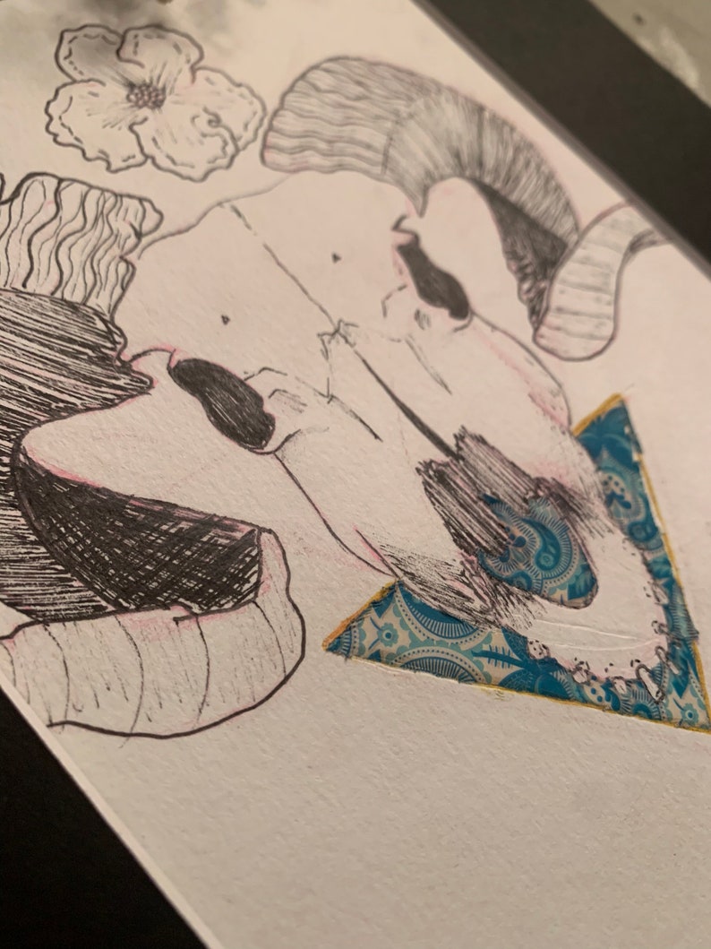 Pu&ograve; includere: Un disegno a penna e inchiostro in bianco e nero di uno scheletro di animale con un triangolo a motivi blu e dorati dietro. Lo scheletro ha le corna e un fiore &egrave; disegnato nell'angolo in alto a sinistra.