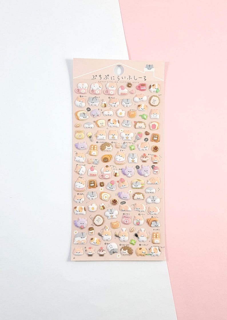 Puede incluir: Una hoja de pegatinas 3D hinchadas con adorables gatos de dibujos animados con varias expresiones y poses. Las pegatinas est&aacute;n sobre un fondo rosa e incluyen una variedad de detalles lindos como tazas de caf&eacute;, pasteles y flores. El texto en la hoja dice "ぷちぷにふぃーるシール", que se traduce como "Peque&ntilde;as pegatinas de tacto esponjoso".